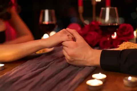 Россияне рассказали, как относятся к романтическим отношениям на работе