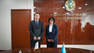 KT&G Global Kazakhstan’s General Director Seo Ji Chul (left) and Chairperson of the Committee on Intellectual Property Sholpan Toktarovna Abdreyeva (right)