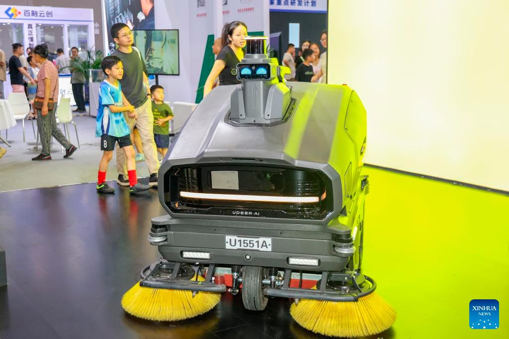Робот-уборщик. Фото (с) Синьхуа